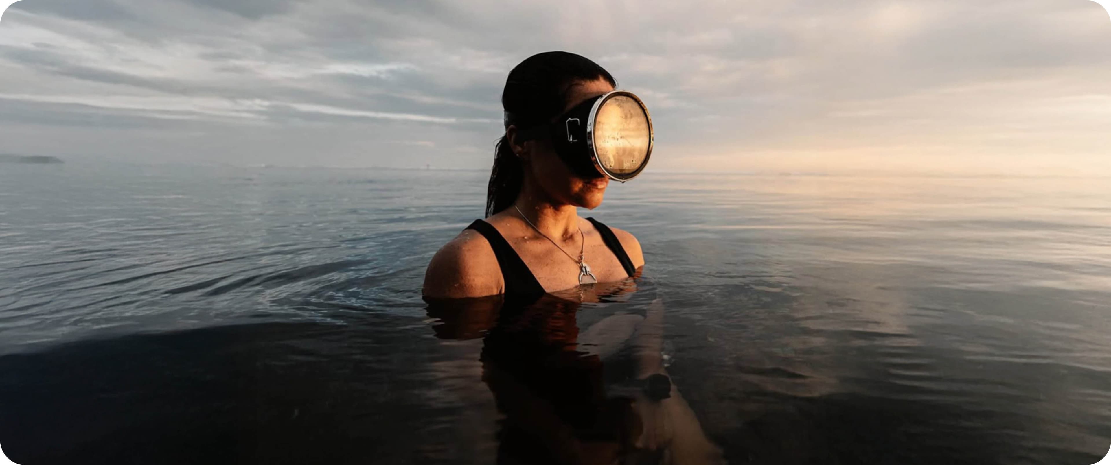 Persona con máscara de buceo en el agua