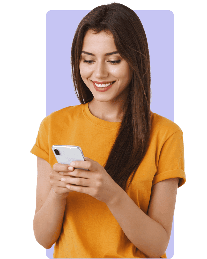 Mujer sonriendo con teléfono
